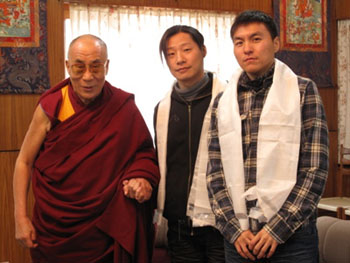 CHTHONIC-Sänger Freddy Lim mit Dalai Lama