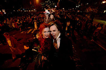 Acey Slade & Anne Lindfjeld-Hochzeitsphoto bei der New Yorker Halloween-Parade
