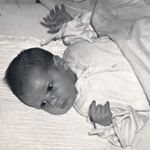 SLEDGE LEATHER-Shot: Sandy Sledge als Baby - mit Pommesgabel...